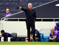 [ẢNH] HLV Mourinho tươi hết cỡ sau màn ngược dòng trước Arsenal