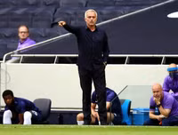 [ẢNH] HLV Mourinho tươi hết cỡ sau màn ngược dòng trước Arsenal