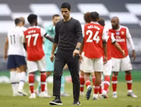 [ẢNH] HLV Mourinho tươi hết cỡ sau màn ngược dòng trước Arsenal