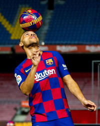 [ẢNH] Tiền đạo tân binh ra mắt Barca trong cảnh đìu hiu