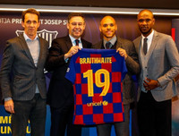 [ẢNH] Tiền đạo tân binh ra mắt Barca trong cảnh đìu hiu