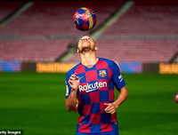 [ẢNH] Tiền đạo tân binh ra mắt Barca trong cảnh đìu hiu