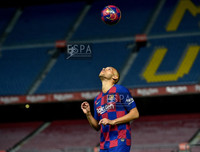 [ẢNH] Tiền đạo tân binh ra mắt Barca trong cảnh đìu hiu