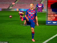 [ẢNH] Tiền đạo tân binh ra mắt Barca trong cảnh đìu hiu