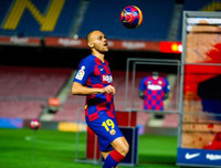 [ẢNH] Tiền đạo tân binh ra mắt Barca trong cảnh đìu hiu