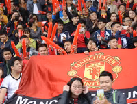 Giggs và Scholes thích thú xem đội trẻ PVF đánh bại mầm non giải Ngoại hạng Anh