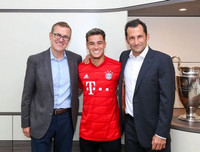 [ẢNH] Coutinho hớn hở ra mắt Bayern, lấy số áo tuyệt đẹp Robben để lại