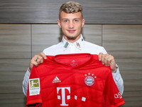 [ẢNH] Coutinho hớn hở ra mắt Bayern, lấy số áo tuyệt đẹp Robben để lại