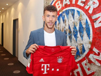 [ẢNH] Coutinho hớn hở ra mắt Bayern, lấy số áo tuyệt đẹp Robben để lại