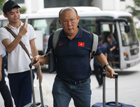 [ẢNH] Xuân Trường được fan nữ xinh đẹp tiếp cận khi tập trung ĐT Việt Nam