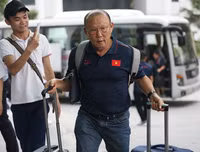 [ẢNH] Xuân Trường được fan nữ xinh đẹp tiếp cận khi tập trung ĐT Việt Nam