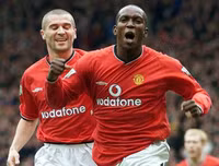 Cựu danh thủ M.U vui vẻ chụp ảnh cùng người hâm mộ tại phố đi bộ hồ Gươm