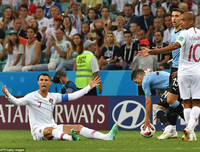 [ẢNH] Cô bồ xinh đẹp buồn thiu nhìn Ronaldo thua trận và rời World Cup