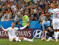 [ẢNH] Cô bồ xinh đẹp buồn thiu nhìn Ronaldo thua trận và rời World Cup