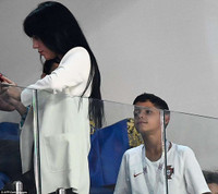 [ẢNH] Cô bồ xinh đẹp buồn thiu nhìn Ronaldo thua trận và rời World Cup