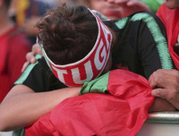 [ẢNH] Cô bồ xinh đẹp buồn thiu nhìn Ronaldo thua trận và rời World Cup