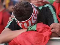 [ẢNH] Cô bồ xinh đẹp buồn thiu nhìn Ronaldo thua trận và rời World Cup