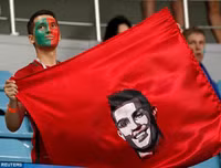 [ẢNH] Cô bồ xinh đẹp buồn thiu nhìn Ronaldo thua trận và rời World Cup