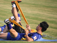 [ẢNH] Đáng yêu hình ảnh Công Phượng kéo ô che cho đồng đội nghỉ ngơi