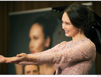 [ẢNH] Nữ danh ca xinh như mộng được săn đón ở khai mạc World Cup 2018