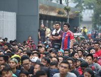 [ẢNH] Người Malaysia mang cả chăn, chiếu đi mua vé xem chung kết