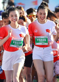 [ẢNH] Ngắm vẻ đẹp Hoa hậu Tiểu Vy với những bước chạy trên đảo Lý Sơn