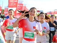 [ẢNH] Ngắm vẻ đẹp Hoa hậu Tiểu Vy với những bước chạy trên đảo Lý Sơn