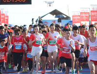 [ẢNH] Ngắm vẻ đẹp Hoa hậu Tiểu Vy với những bước chạy trên đảo Lý Sơn