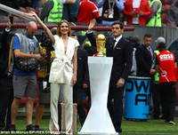 [ẢNH] Cúp vàng thế giới được đựng trong chiếc hộp hàng hiệu Louis Vuitton