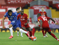 [ẢNH] Mở tiệc bàn thắng trước Chelsea, Liverpool lần đầu nâng cúp vô địch Premier League