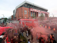 [ẢNH] Mở tiệc bàn thắng trước Chelsea, Liverpool lần đầu nâng cúp vô địch Premier League