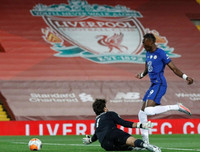 [ẢNH] Mở tiệc bàn thắng trước Chelsea, Liverpool lần đầu nâng cúp vô địch Premier League