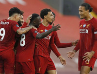 [ẢNH] Mở tiệc bàn thắng trước Chelsea, Liverpool lần đầu nâng cúp vô địch Premier League