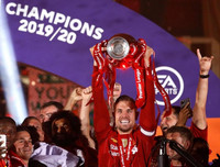 [ẢNH] Mở tiệc bàn thắng trước Chelsea, Liverpool lần đầu nâng cúp vô địch Premier League