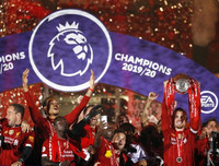 [ẢNH] Mở tiệc bàn thắng trước Chelsea, Liverpool lần đầu nâng cúp vô địch Premier League