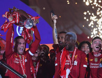 [ẢNH] Mở tiệc bàn thắng trước Chelsea, Liverpool lần đầu nâng cúp vô địch Premier League