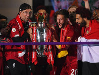 [ẢNH] Mở tiệc bàn thắng trước Chelsea, Liverpool lần đầu nâng cúp vô địch Premier League