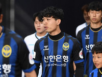 [ẢNH] Công Phượng đi xe gì ở Hàn Quốc?