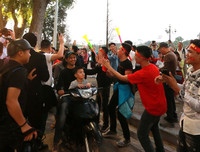 [ẢNH] Biển người đổ ra đường ăn mừng trong ngày trọng đại của bóng đá Việt Nam