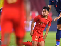 [ẢNH] Tự tin thái quá, HLV Indonesia chỉ biết ôm mặt khi thua đậm Thái Lan