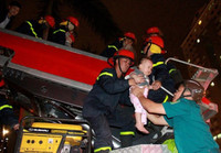 [ẢNH] Những khoảnh khắc xúc động về các chiến sỹ cảnh sát PCCC và Cứu nạn cứu hộ