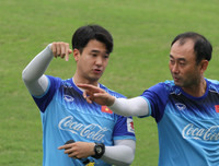 [ẢNH] Trợ lý điển trai người Hàn Quốc gây chú ý ở U23 Việt Nam