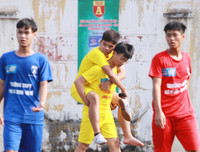 [ẢNH] Khoảnh khắc đẹp của tình bạn tại giải bóng đá học sinh Hà Nội