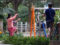 [ẢNH] Cuộc sống người dân trong khu cách ly phố Trúc Bạch