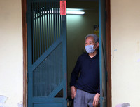 [ẢNH] Cuộc sống người dân trong khu cách ly phố Trúc Bạch