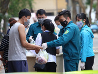 [ẢNH] Cuộc sống người dân trong khu cách ly phố Trúc Bạch