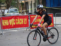 [ẢNH] Cuộc sống người dân trong khu cách ly phố Trúc Bạch