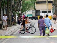 [ẢNH] Cuộc sống người dân trong khu cách ly phố Trúc Bạch