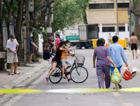 [ẢNH] Cuộc sống người dân trong khu cách ly phố Trúc Bạch