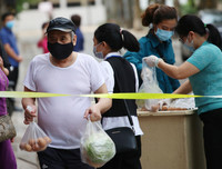 [ẢNH] Cuộc sống người dân trong khu cách ly phố Trúc Bạch